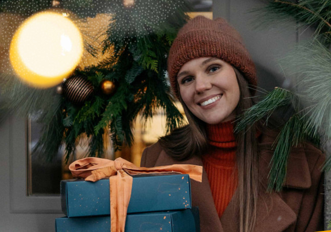 JAUNAIS ZELT ZIEMASSVĒTKU DĀVANU CEĻVEDIS