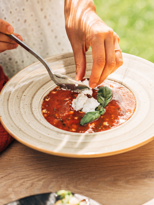 JAUNUMS / Pavārgrāmata “Mūsdienu Latvijas saimnieces” + 3 premium smiltsērkšķu sulas