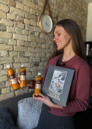 JAUNUMS / Pavārgrāmata “Mūsdienu Latvijas saimnieces” + 3 premium smiltsērkšķu sulas